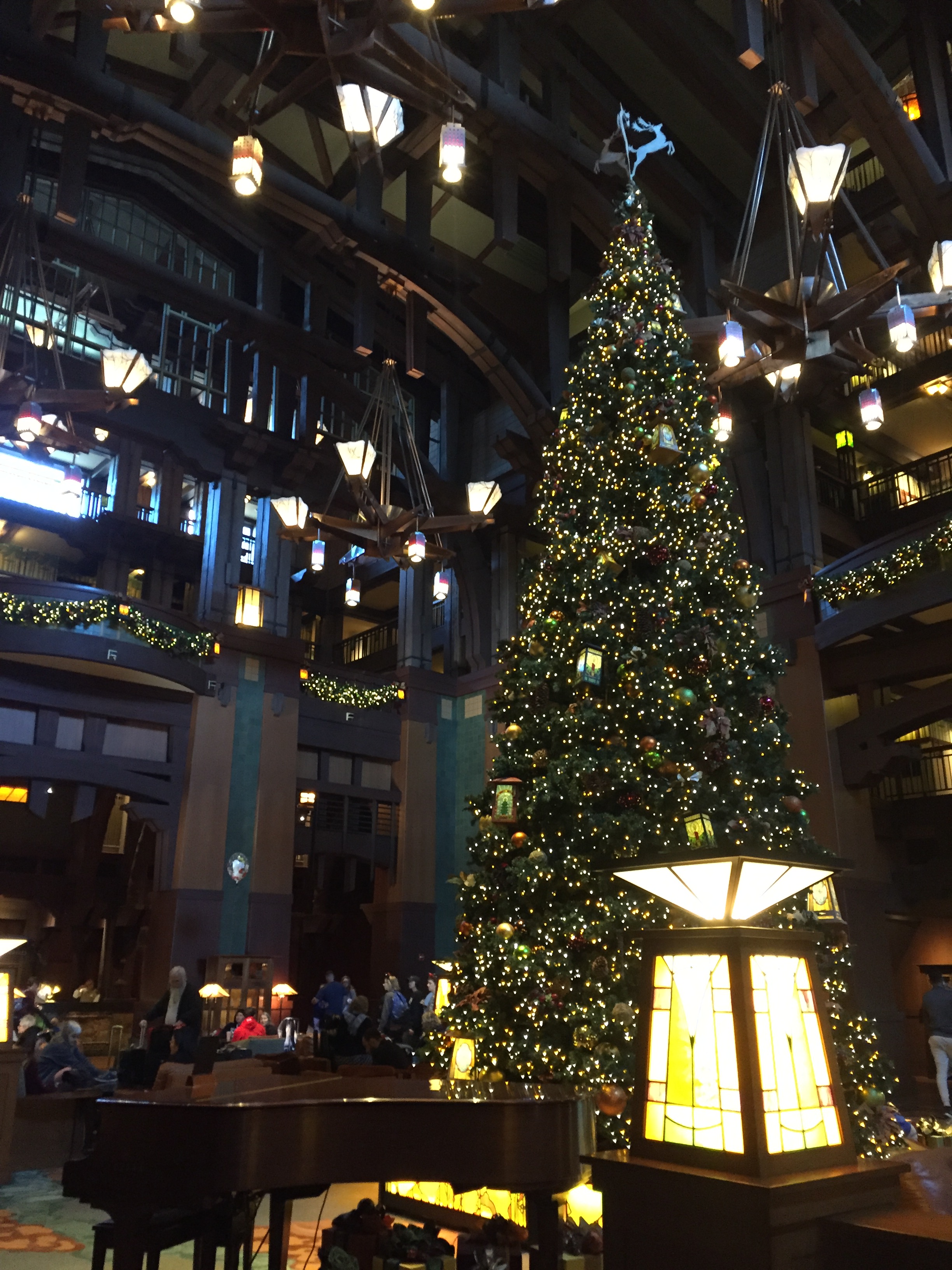 This image has an empty alt attribute; its file name is Disney-Grand-Hotel-Lobby-at-Christmas-1.jpg
